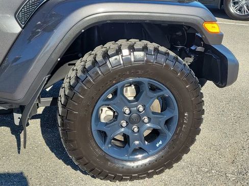 Used 2023 Jeep Gladiator Willys image 6