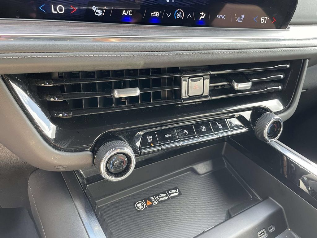 Used 2025 Chevrolet Suburban Z71 AWD/4WD image 25