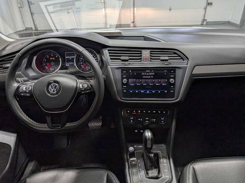 Used 2021 Volkswagen Tiguan SE image 14