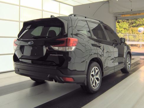 Used 2022 Subaru Forester Premium AWD/4WD image 4
