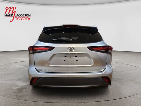 Used 2024 Toyota Highlander XLE FWD image 11
