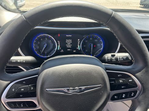 Used 2024 Chrysler Pacifica Limited FWD image 13