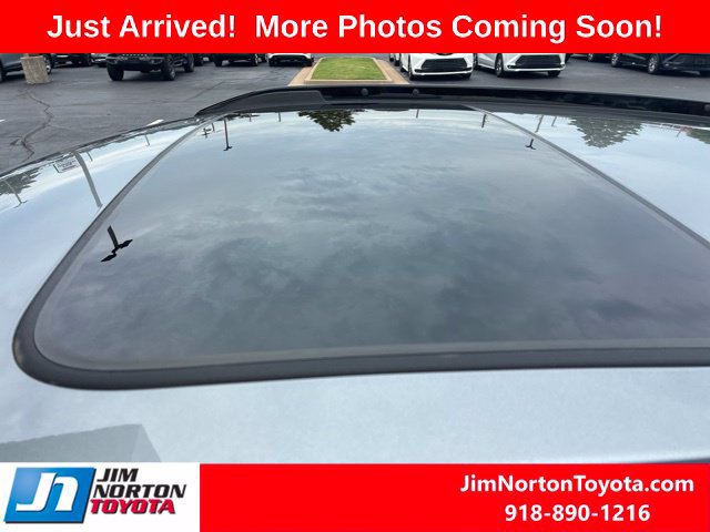 Used 2025 Chevrolet Trax RS w/ Sunroof Package FWD image 8