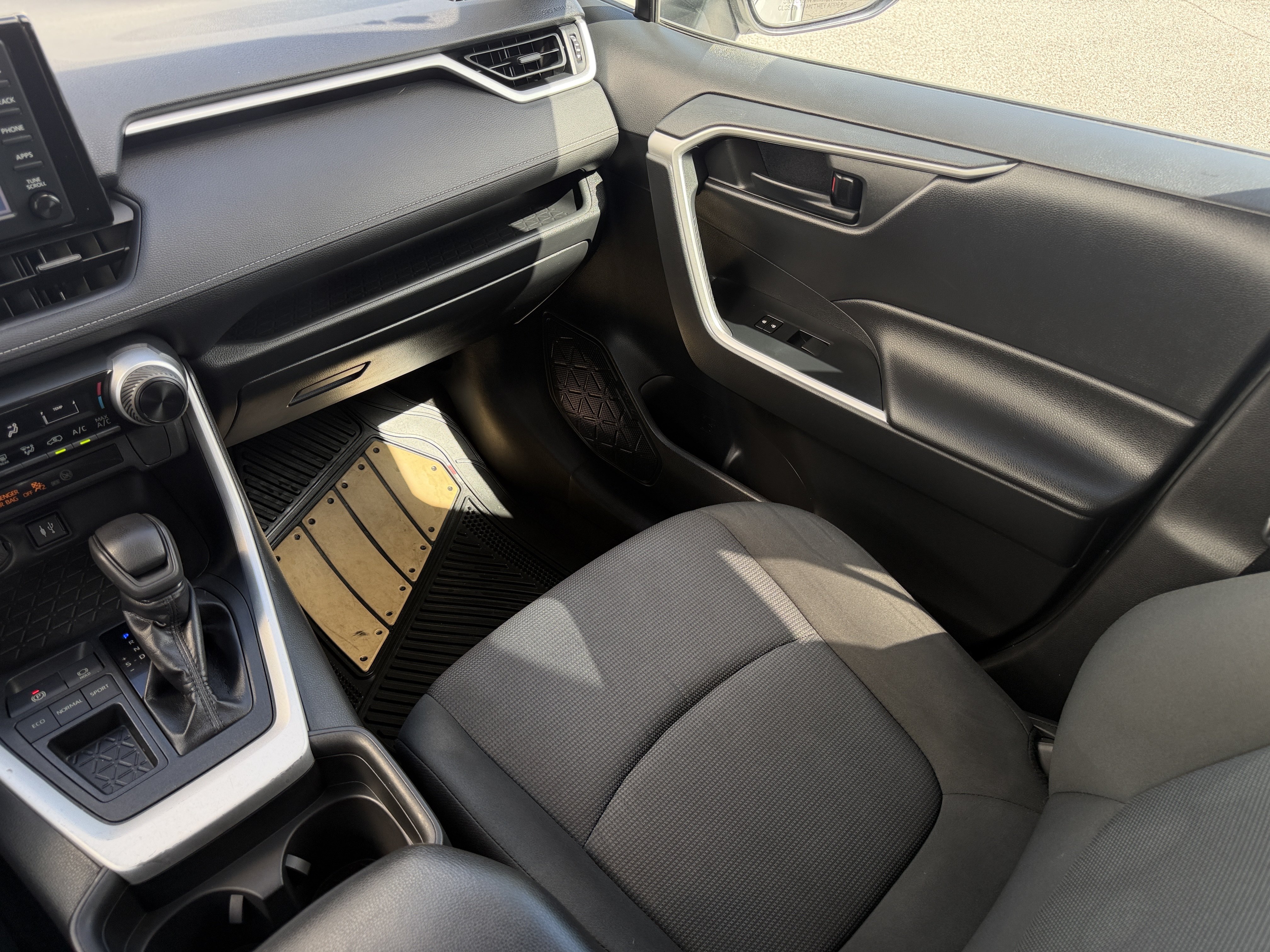 Used 2019 Toyota RAV4 LE FWD image 16
