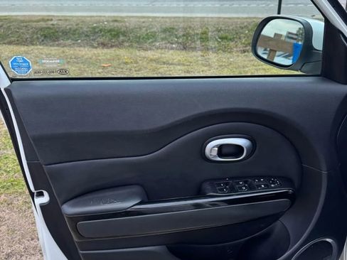 Used 2015 Kia Soul ! w/ Sun & Sound Package image 19