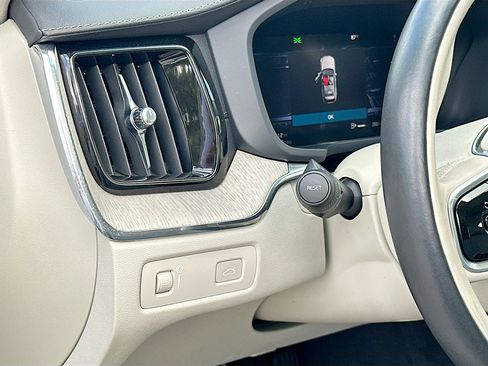 Used 2022 Volvo XC60 B5 Inscription w/ Advanced Package image 10