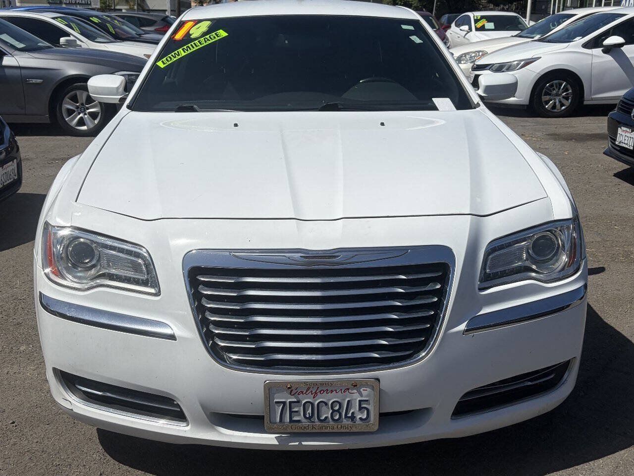 Used 2014 Chrysler 300 RWD image 3