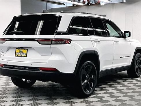 Used 2023 Jeep Grand Cherokee Altitude AWD/4WD image 13