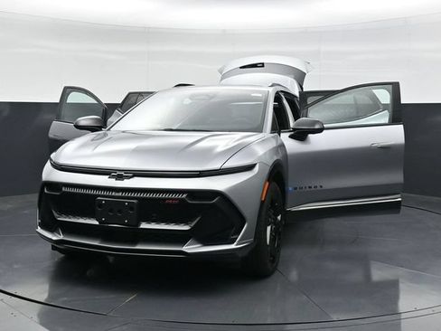 Used 2024 Chevrolet Equinox EV RS FWD image 46