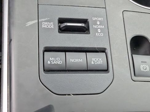 Used 2023 Toyota Highlander XLE AWD/4WD image 21