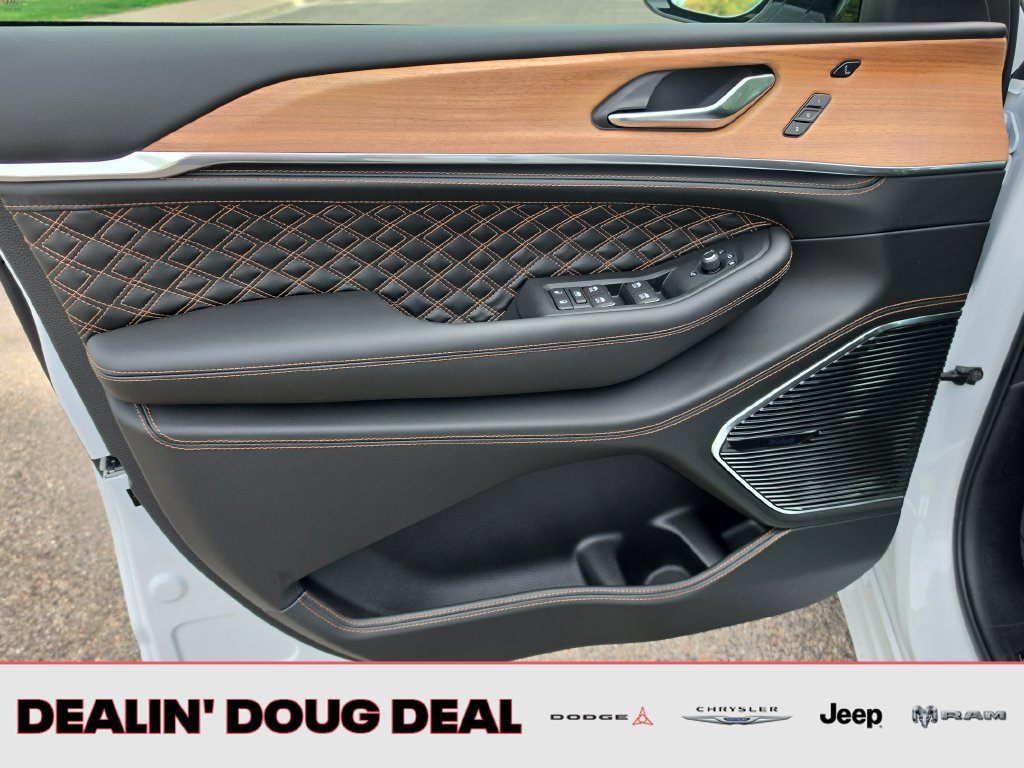 New 2027 Jeep Grand Cherokee Summit AWD/4WD image 10