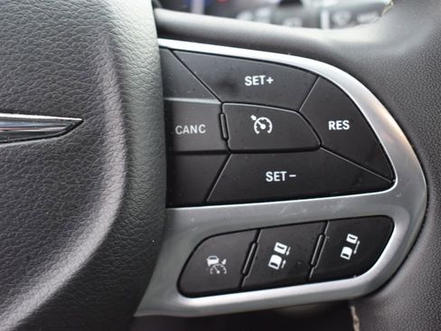 Used 2025 Chrysler Pacifica Select FWD image 28