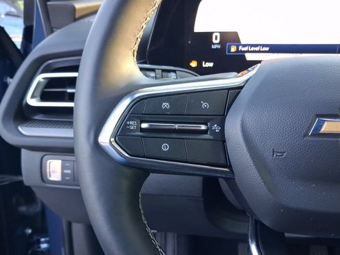 Used 2025 Chevrolet Traverse LT FWD image 19