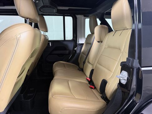 Used 2018 Jeep Wrangler Unlimited Sahara image 12