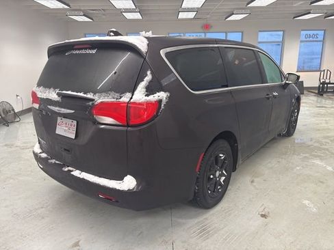 Used 2017 Chrysler Pacifica LX image 9