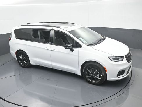 New 2026 Chrysler Pacifica Limited w/ S Appearance Package image 48