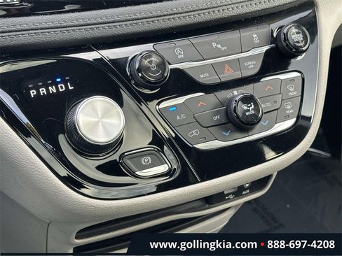 Used 2019 Chrysler Pacifica Limited image 29