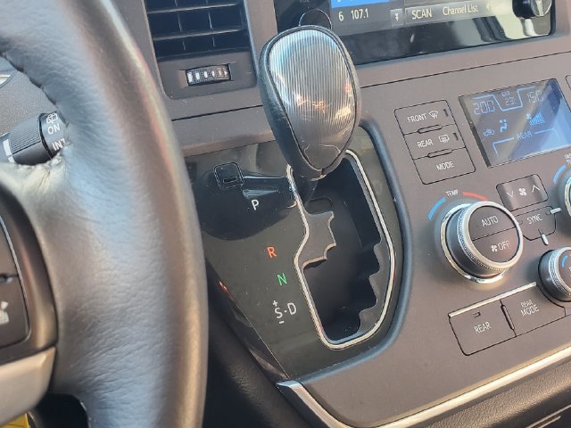 Used 2015 Toyota Sienna SE FWD image 31