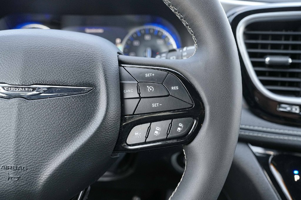 Used 2025 Chrysler Pacifica Limited FWD image 35