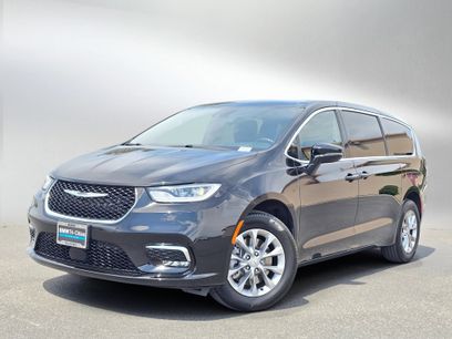 Used 2026 Chrysler Pacifica Select