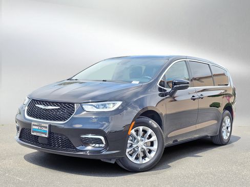 Used 2026 Chrysler Pacifica Select AWD/4WD image 1