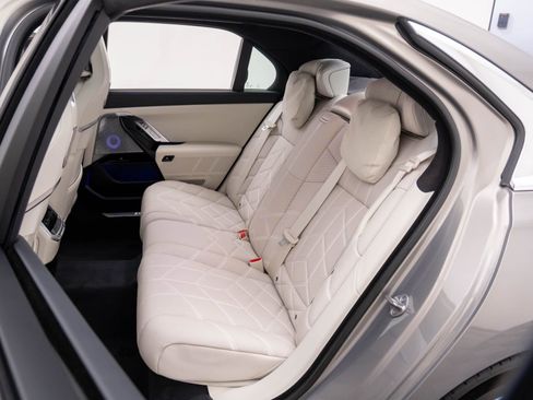 Certified 2023 BMW i7 xDrive60 w/ Executive Package 2 image 17