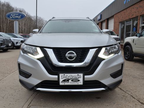 Used 2019 Nissan Rogue SV w/ Sun & Sound Touring Package image 2