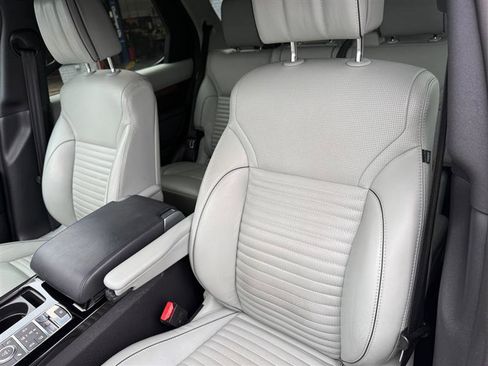 Used 2019 Land Rover Discovery HSE Luxury image 11