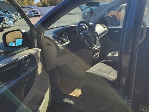 Used 2011 Chrysler Town & Country Touring FWD image 11