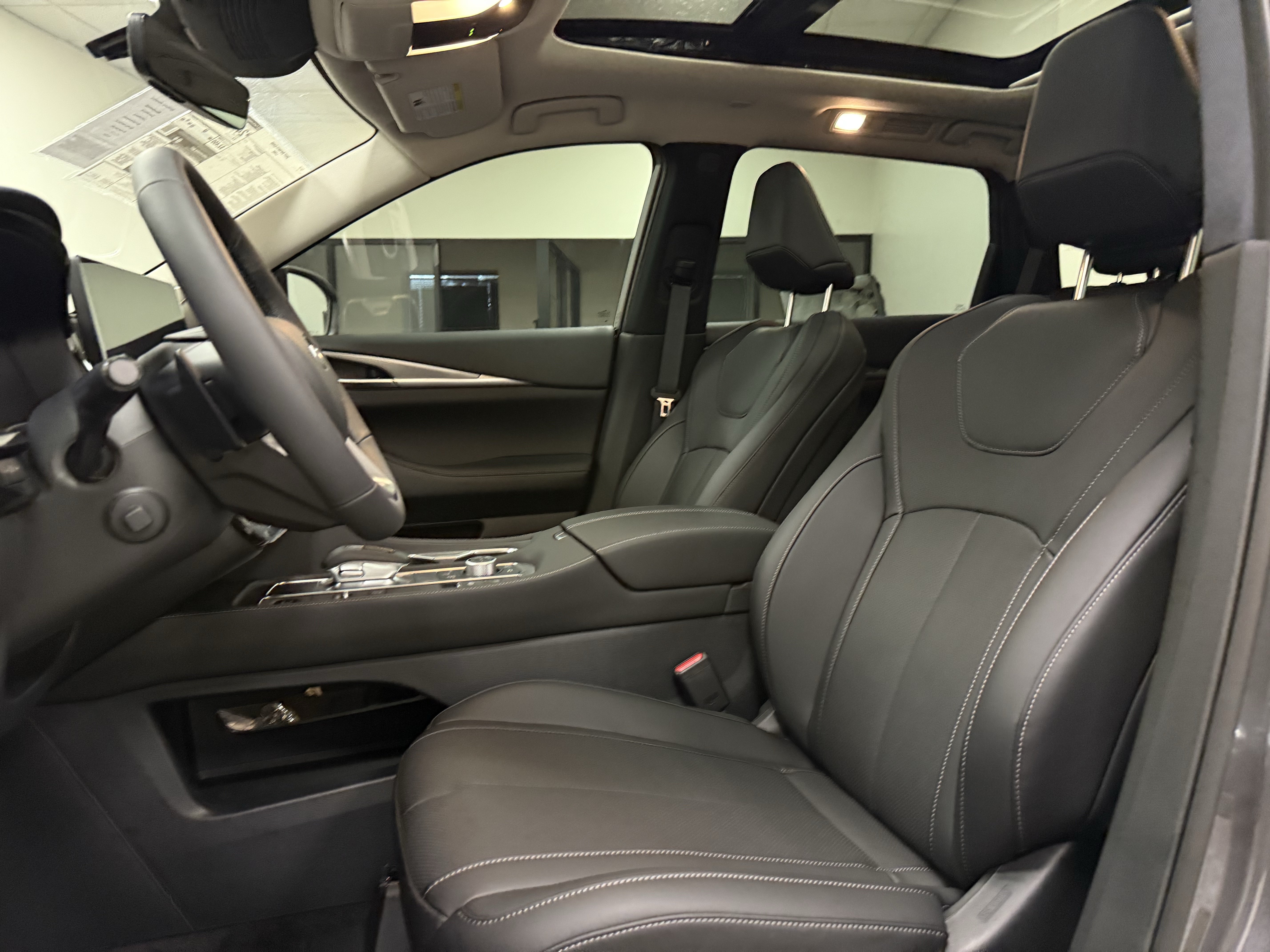 Certified 2027 INFINITI QX60 Luxe w/ Cargo Package FWD image 12