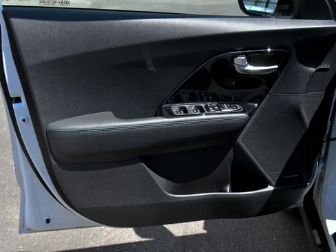 Used 2022 Kia Niro EX Premium FWD image 14