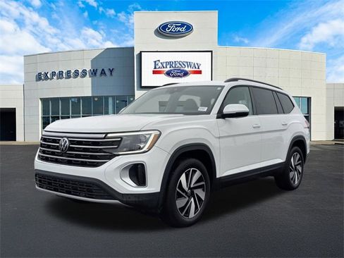 Used 2025 Volkswagen Atlas SE image 2