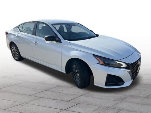 Used 2024 Nissan Altima 2.5 SV image 1