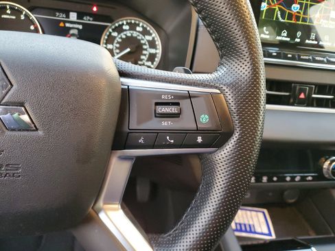 Used 2024 Mitsubishi Outlander SE image 27