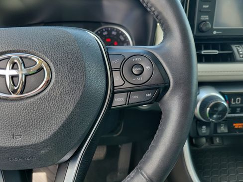 Used 2021 Toyota RAV4 XLE Premium image 32