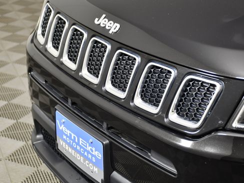Used 2018 Jeep Compass Latitude w/ Cold Weather Group AWD/4WD image 11