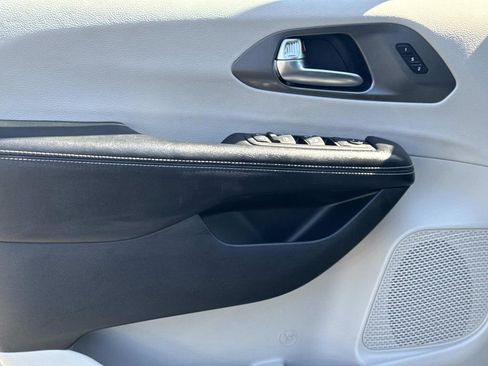 Used 2023 Chrysler Pacifica Touring-L image 17