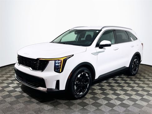 Used 2024 Kia Sorento S image 4