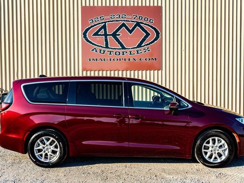 Used 2023 Chrysler Pacifica Touring-L image 2