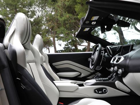 Used 2023 Aston Martin V8 Vantage Roadster RWD image 23