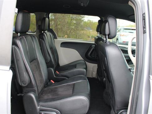 Used 2020 Dodge Grand Caravan SXT image 12