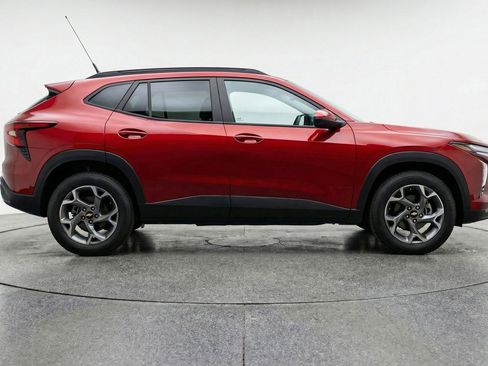 Used 2025 Chevrolet Trax LT FWD image 11