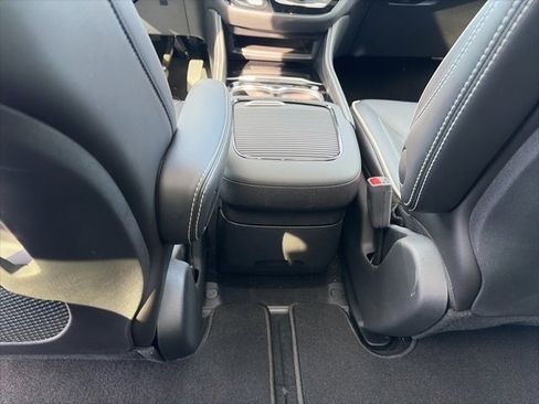 Used 2023 Chrysler Pacifica Limited w/ S Appearance Package image 12