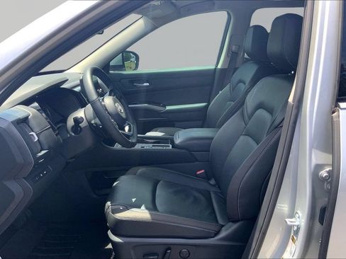 Used 2025 Nissan Pathfinder SL FWD image 15