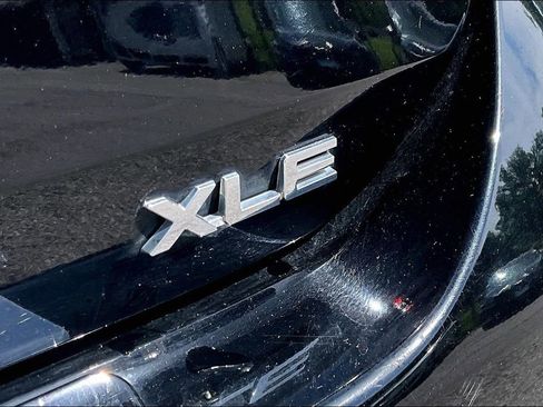 Used 2020 Toyota Highlander XLE AWD/4WD image 9
