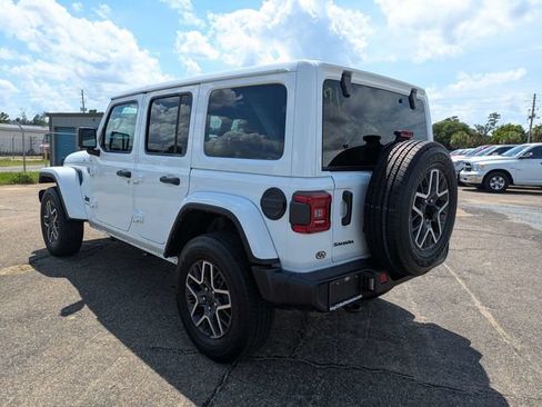 Used 2025 Jeep Wrangler Unlimited Sahara AWD/4WD image 6
