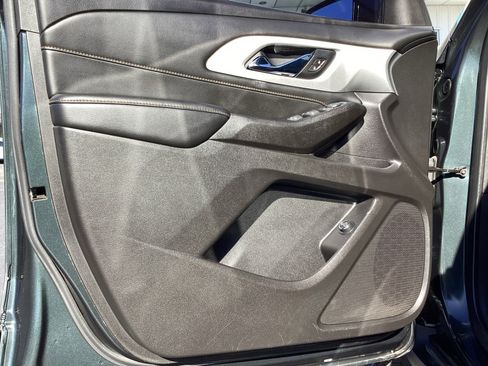 Used 2021 Chevrolet Traverse LT image 32