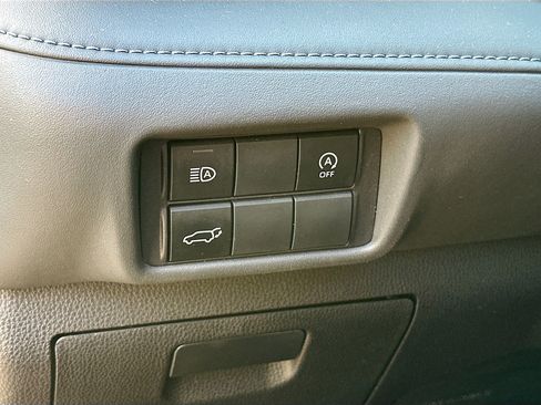 Used 2023 Toyota Highlander XLE image 17