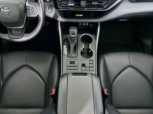 Used 2023 Toyota Highlander XLE AWD/4WD image 16