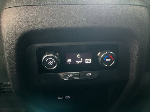 Used 2025 Chevrolet Traverse LT image 30